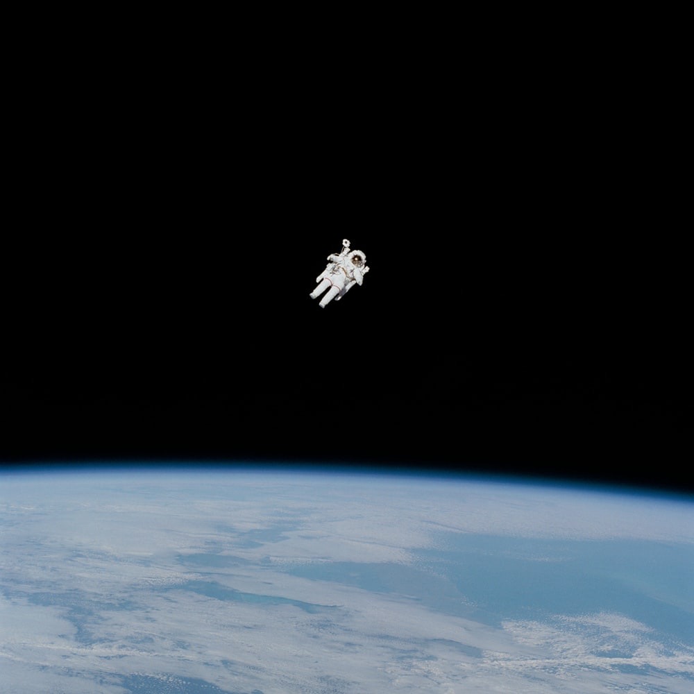 astronaut_floating_space